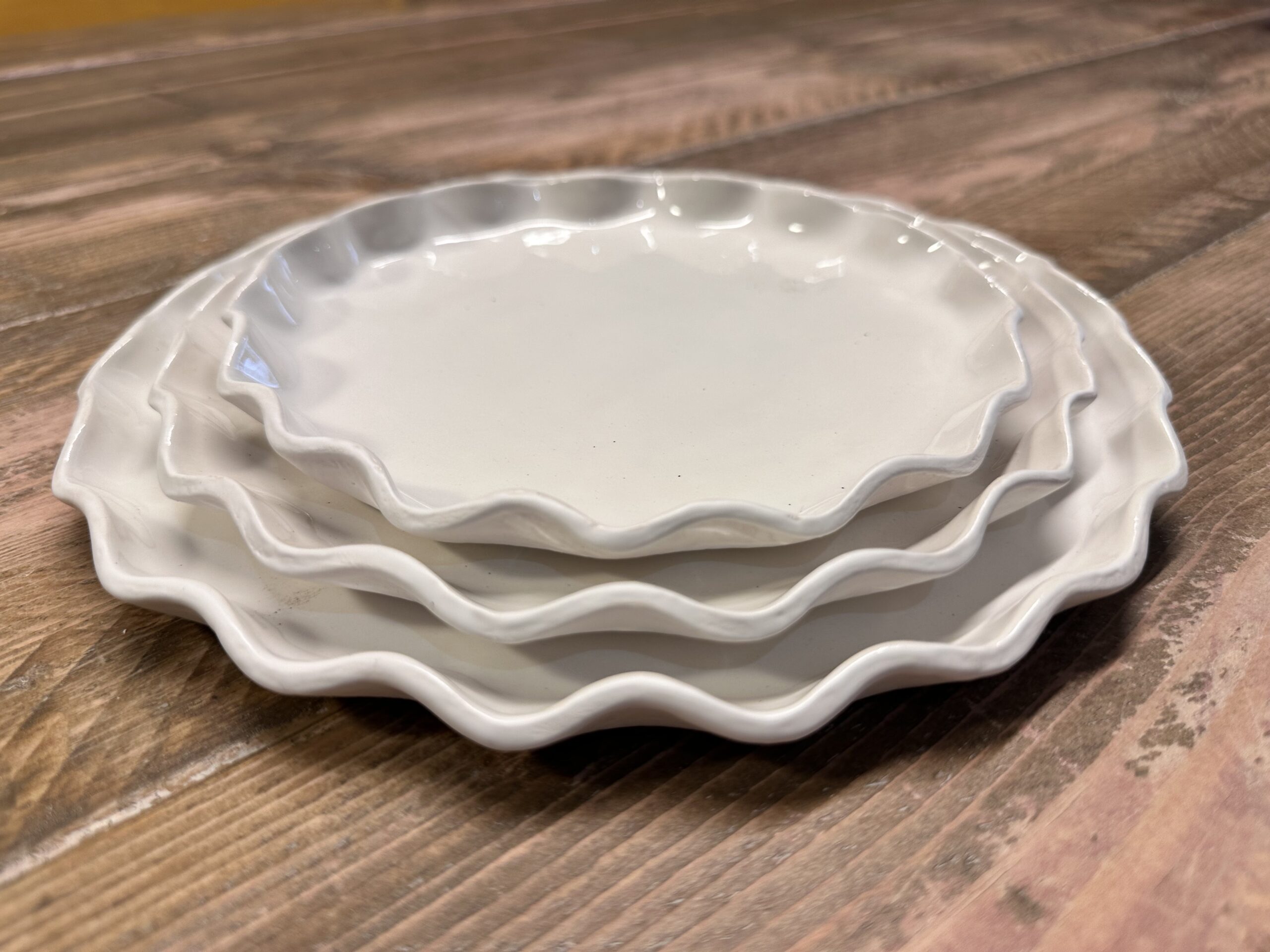 Assiettes en céramique artisanale collection Ona façonnées à la main, émail alimentaire blanc crème brillant