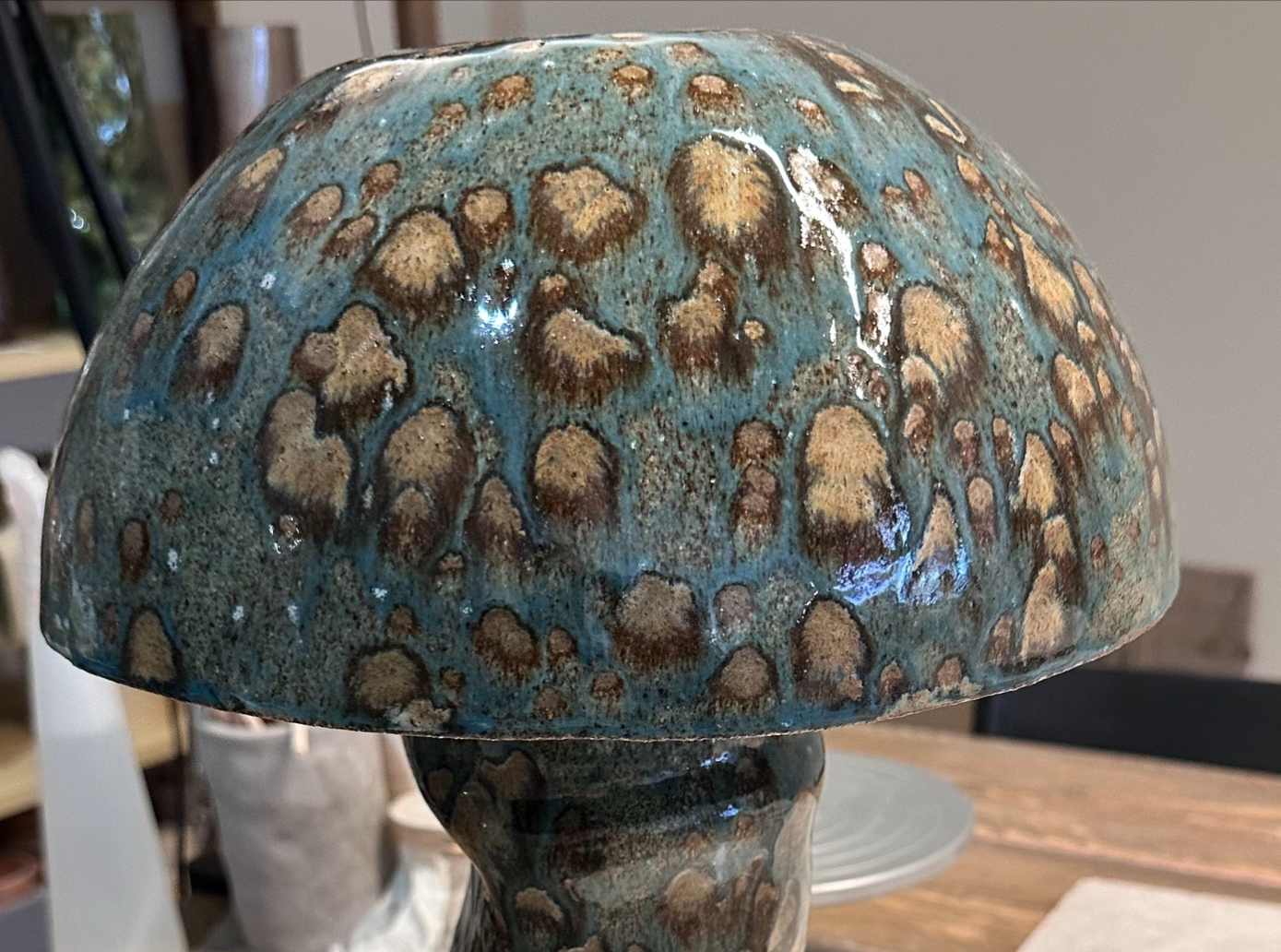 Lampe en céramique artisanale collection Noctiluca façonnée à la main, émail bleu turquoise et or