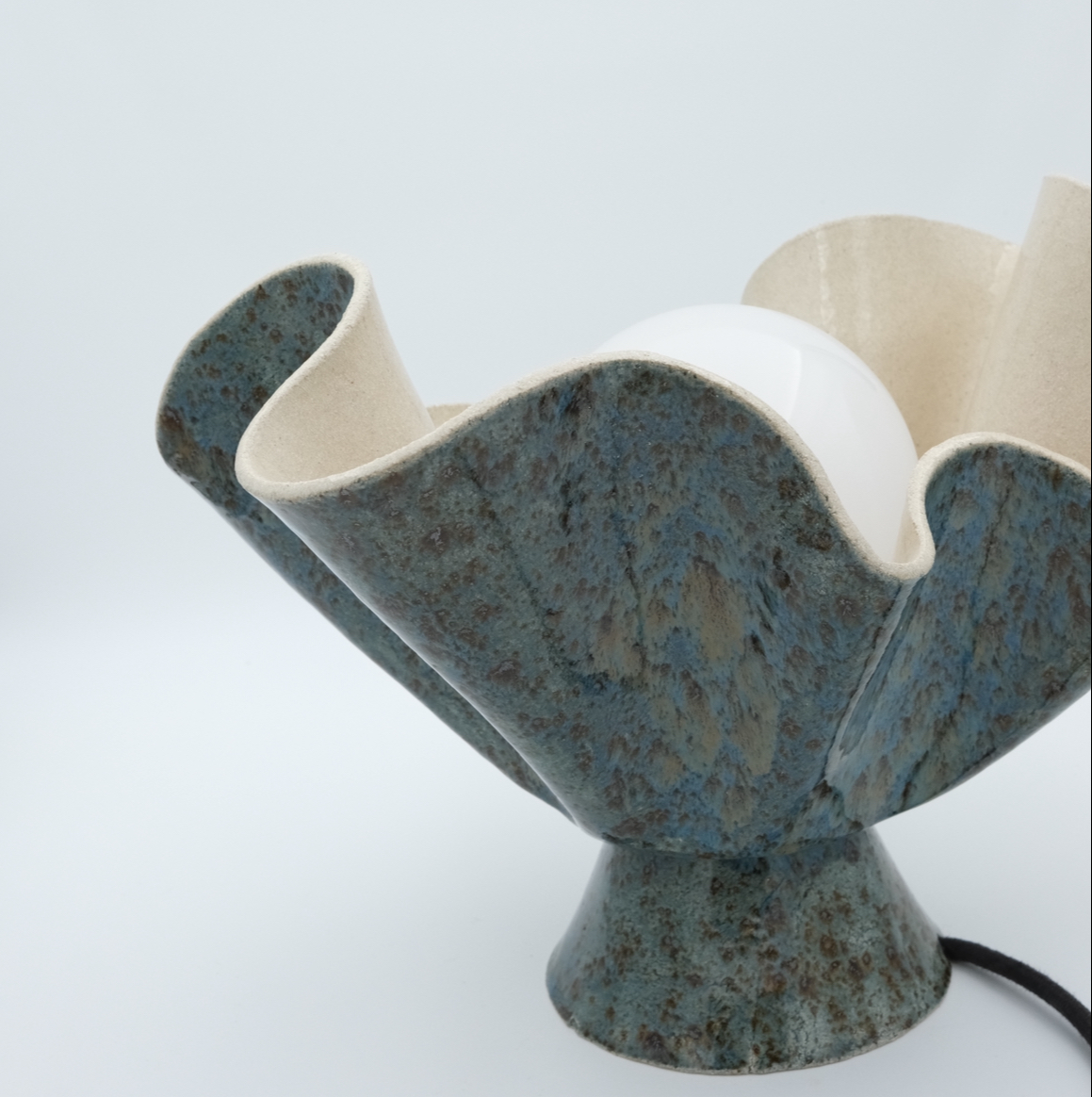 Lampe en céramique artisanale collection Corall façonnée à la main, émail irisé