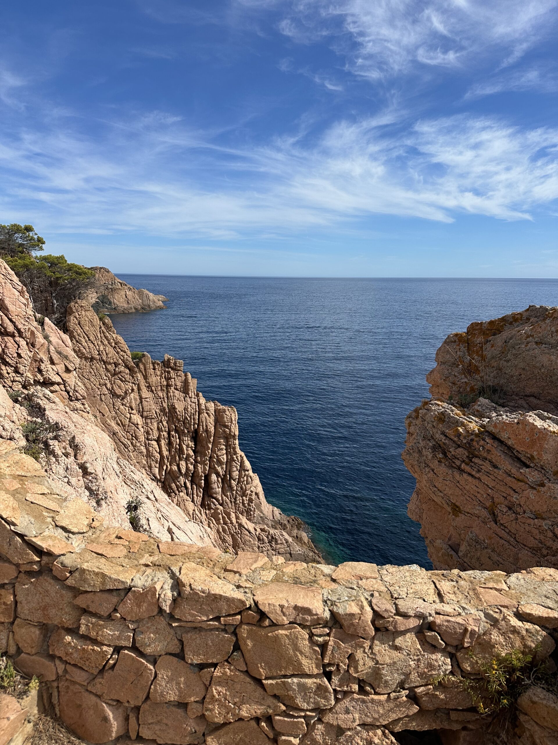 Roches roses de la côte catalane, vue du chemin de ronde entre Aigua Xelida et la plage de Tamariu.